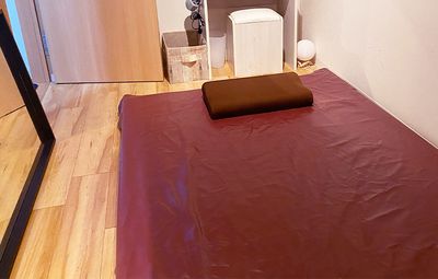 入室して右側のお部屋です。マットタイプのベットが設置されています。 - レンタルサロン レンタルサロン 中目黒の室内の写真