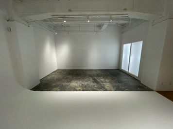 くすんだ床はコーティング塗装をしているので見た目以上にはきれいです。 - Photo Studio BP富士見町の室内の写真