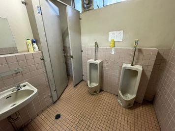 男性トイレ、大は和便です。 - Photo Studio BP富士見町の設備の写真