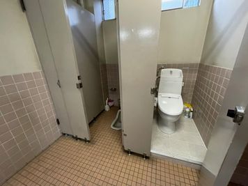 女性トイレ、温水便座に変更しておりますが、詰まりやすいので一度に大量に流さないでください。 - Photo Studio BP富士見町の設備の写真