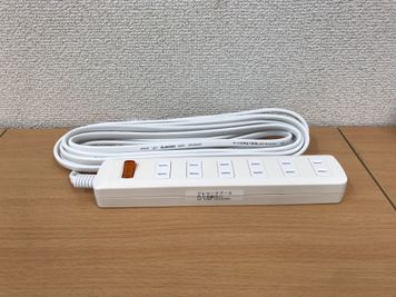 【6口電源タップ】 - 【閉店】テレワークブース代々木駅北口 ブース05／1～5名様用個室の設備の写真