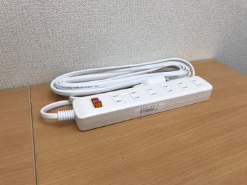 【6口電源タップ】 - 【閉店】テレワークブース代々木駅北口 ブース17／1～2名様用個室の設備の写真