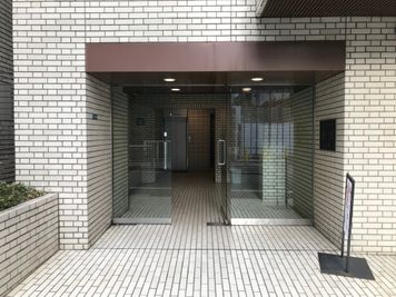 【ガラス扉が正面入口です】 - 【閉店】タイムシェアリング溜池山王ディアシティビル 2部屋使えるハイブリッドスペースの入口の写真