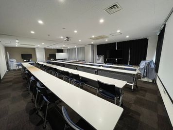 机中央向い合せ配置例 - 平成エンタープライズ　HEGビル ROOM１・２・３（土日祝） の室内の写真