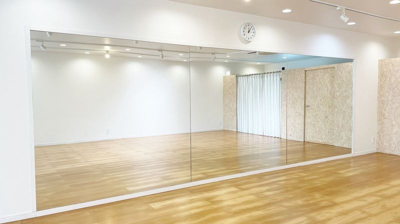 幅5.4mの大きな鏡のあるスタジオスペース - koga ballroom レンタルスペースの室内の写真
