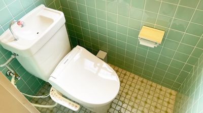 洗浄機能付きトイレ

トイレットペーパーホルダーの上には、スマートフォンなどの小物が置けます - koga ballroom レンタルスペースの室内の写真