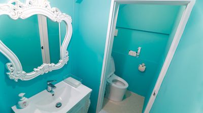 ティファニーブルーのトイレと洗面台。 - 【レンタルスペース】スタジオジジ 動画｜写真撮影スタジオの設備の写真