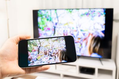 スマホの画面を大画面テレビに投影！
※画像は別のお部屋のものです。 - CasaBlan難波駅前 おうちスペースの室内の写真