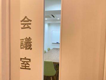 【ドアに「会議室」と書いています】 - 【閉店】TIME SHARING 市ヶ谷 八重洲市谷ビル 【閉店】八重洲市谷ビル9階会議室の入口の写真