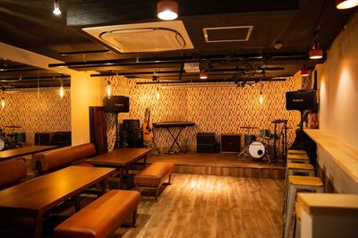 Cafe＆Beer あるか→アるか　地下1階 LIVE・イベント・上映会等可能な、ゆったりおしゃれ地下スペースの室内の写真