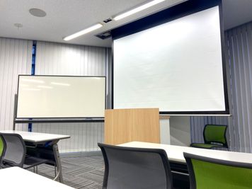 貸会議室TimeOffice名古屋 TimeA スクール型  最大18名利用可（45㎡） の室内の写真