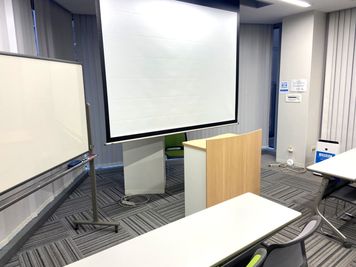 貸会議室TimeOffice名古屋 TimeA スクール型  最大18名利用可（45㎡） の室内の写真