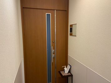 貸会議室TimeOffice名古屋 TimeA スクール型  最大18名利用可（45㎡） の入口の写真