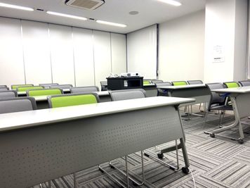 貸会議室TimeOffice名古屋 TimeC スクール型  最大24名利用可（44㎡） の室内の写真