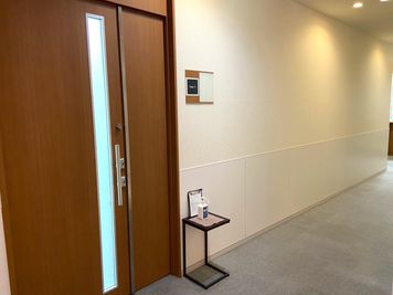 貸会議室TimeOffice名古屋 TimeC スクール型  最大24名利用可（44㎡） の入口の写真