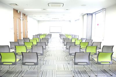 貸会議室TimeOffice名古屋 TimeBC スクール型  最大54名利用可（86㎡） の室内の写真