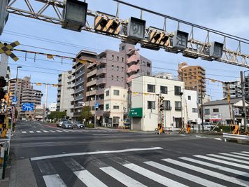 電車でのアクセス１
東武亀戸線・小村井駅前の大通りを左方向に進みます。（ビリー・ザ・キッドというステーキ屋さんの看板が見えるのでそちらに向かって進みます） - エマスタ（Ema Rental Studio） 【墨田区】グランドピアノ付き音楽スタジオ（押上・錦糸町・亀戸）のその他の写真