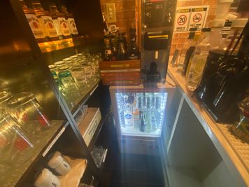 🍹70種類のドリンク飲み放題🍹京橋ハイボール・大人の秘密基地 🍷セルフドリンクBARで飲み放題🍷🌙大人の秘密基地🌙の室内の写真