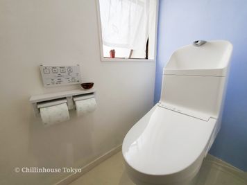 男女別のトイレと男女共用トイレ、合計3箇所のトイレがあります。 - Chillinhouse.tokyo レンタルスペース、パーティースペースの室内の写真