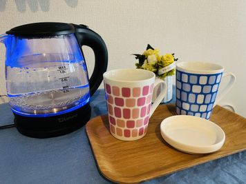 電気ケトル（マグカップご用意します）ご利用希望の場合はご予約時にお申し出ください（無料オプション）＊お茶や紅茶はついておりませんので、ご自身でご用意ください/ケトルに浄水を入れた状態でご用意いたします/ ご使用後は洗わずにそのままお帰りいただいて大丈夫です - グッドネス中目黒店 中目黒駅３分★明るく快適・広〜い個室の、女性専用レンタルサロンの設備の写真