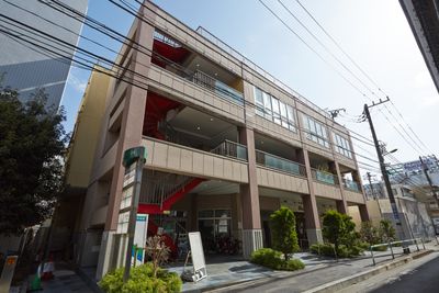 赤い外階段が目印（エレベータもあります） - ブリアサロン【世田谷-用賀駅 歩１分】🎹ピアノ📶高速WIFI 防音室A【駅２分】🎵ピアノ有の外観の写真