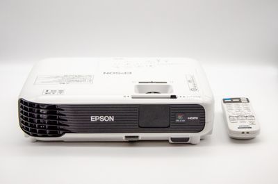 プロジェクター[EPSON EB-S04]、リモコン - CAFE OKKO カフェ 併設のおしゃれなレンタルルーム  流山おおたかの森の設備の写真