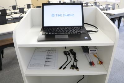 【HDMI・各種変換機は司会台にございます】 - TIME SHARING 銀座一丁目【 無料WiFi あり 】 3階 貸し会議室の設備の写真