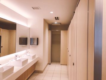 お手洗いの数も充実★トイレ行列を軽減🎵（男性用：3F 女性用：4F） - 銀座ユニーク貸会議室7丁目店 N404の設備の写真