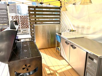 本格的なBBQグリルに大型冷蔵庫。 - レンタルBBQグランピングスペース L1P Glamping 【撮影用プラン】レンタルBBQグランピングスペースの設備の写真