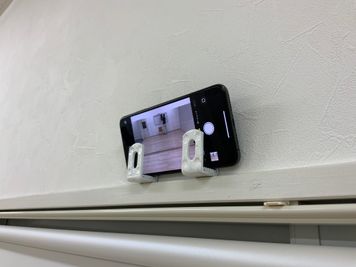 簡易的にスマホを設置していただける部品が、ミラーの正面の高い位置にあります。全体の動画を撮影される際にご活用ください。 - スタジオキビス佐野店 ダンスができるレンタルスタジオ丨スタジオキビス佐野店の設備の写真