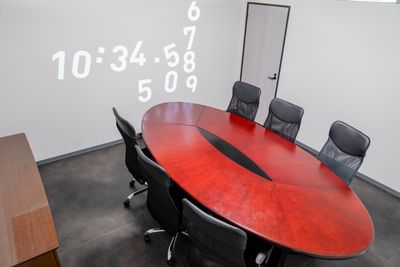 天井付きプロジェクター - FLEXIBLE OFFICE JUPITER 会議室L（6人室最大8人）の設備の写真