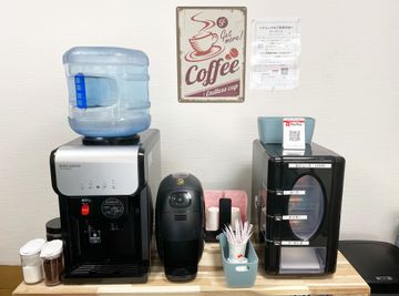 会議室ご予約のお客様は、1F ドリンクコーナーもご利用頂けます。 - オレンジワーク内 3F レンタルスペース オレンジワーク内 3F 会議室Aの設備の写真