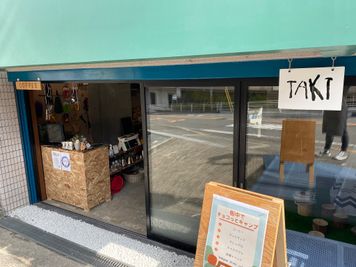 TAKT cafe キャンプ場のような多目的スペースの入口の写真