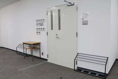 【「スペース入口扉」のすぐ横に電気スイッチ・空調リモコンがあります】 - 【閉店】TIME SHARING 平和島 【閉店】43名着席「会議室A」の入口の写真