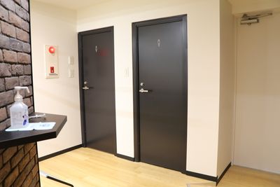 【会議室目の前の男女別トイレも貸切でご利用いただけます】 - 【閉店】TIME SHARING 茅場町 TQ蛎殻町ビル ３階 貸し会議室の設備の写真