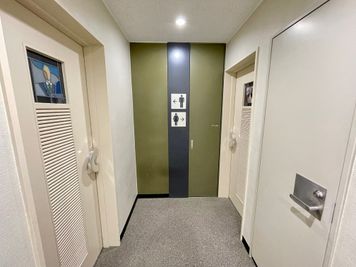 【左が男性トイレ、右側が女性トイレです】 - 【閉店】TIME SHARING 浜松町コスモ金杉橋ビル 2階　貸し会議室の設備の写真