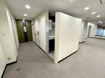 【2階エレベーターホールから奥に進むと男女別トイレがあります】 - 【閉店】TIME SHARING 浜松町コスモ金杉橋ビル 2階　貸し会議室の設備の写真