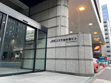 【「JREコスモ金杉橋ビル」が目印です】 - 【閉店】TIME SHARING 浜松町コスモ金杉橋ビル 2階　貸し会議室の外観の写真