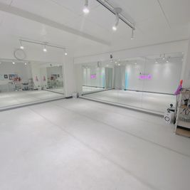 スタジオ全体 - Dance studio 私が主役 大阪、南森町のレンタルスタジオ。の室内の写真
