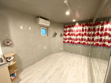 【アクティング可能スペース】
横幅380cm×奥行240cm / 天井240cm - Studio 彩 -sai- レンタルスペース(ダンス、ヨガ、会議、テレワーク)の室内の写真