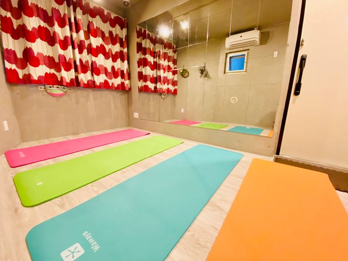 ヨガマットは4〜5枚敷くことが可能です。 - Studio 彩 -sai- レンタルスペース(ダンス、ヨガ、会議、テレワーク)の室内の写真