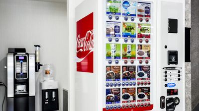 ドリンク設備（無料）
・自動販売機
・コーヒーマシン
・ミネラルウォーター - エレオ 貸し会議室（最大24人まで）ドリンク無料の設備の写真