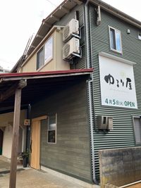 【外観】長岡駅方面からいらっしゃるとこの看板が見えます。 - コワーキング＆レンタルスペース【ゆるり屋】 コワーキングスペース【ゆるり屋】オープンスペースの室内の写真