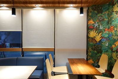 利用内容に応じてロールカーテンを自由な高さに下ろして外視線を遮断（全ての窓対応） - Feel Osaka Yu ホテルの1Fカフェスペースの室内の写真