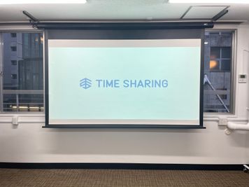 【スクリーンは100インチあるのでどの席からも見やすいです】 - TIME SHARING渋谷ワールド宇田川ビル【無料WiFi】 7F 会議室 Aの室内の写真