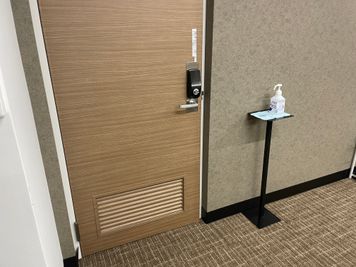 【入口ドアの近くには除菌スプレーがあります】 - TIME SHARING渋谷ワールド宇田川ビル【無料WiFi】 7F 会議室 Aの室内の写真
