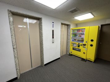 【7階エレベーター前にも自動販売機が1台あります】 - TIME SHARING渋谷ワールド宇田川ビル【無料WiFi】 7F 会議室 Aの入口の写真
