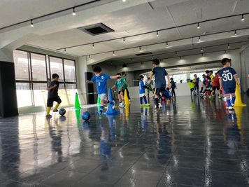 サッカースクール - ECCELLENTE FIELD ＆ STUDIO 各種スポーツやダンス、撮影などに対応したマルチレンタルスタジオの室内の写真