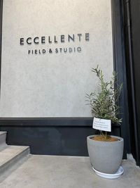 サイン - ECCELLENTE FIELD ＆ STUDIO 各種スポーツやダンス、撮影などに対応したマルチレンタルスタジオの入口の写真