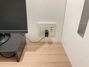 【コンセント×2、USBコンセント×2】 - TIME SHARING 渋谷東口 共栄ビル テレワークブースAの設備の写真